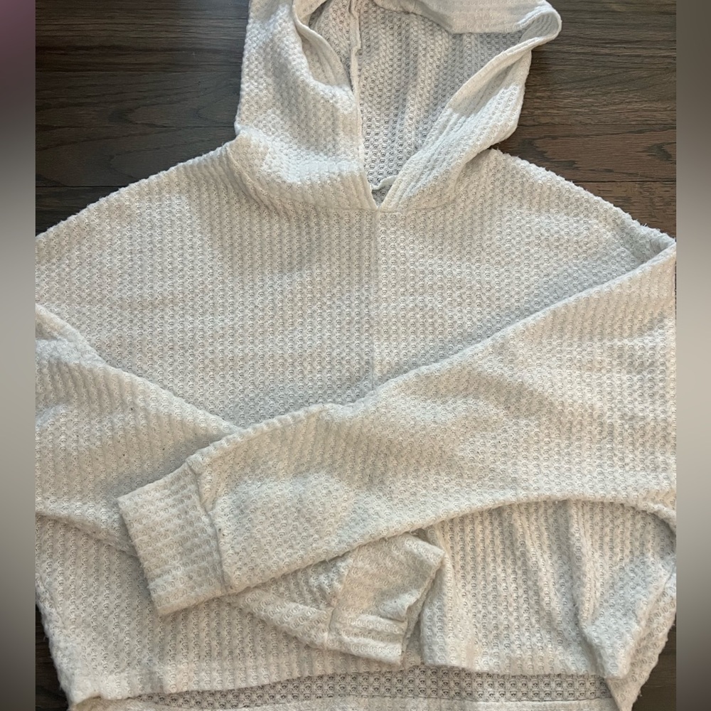 Long sleeve hooded light weight sweater.